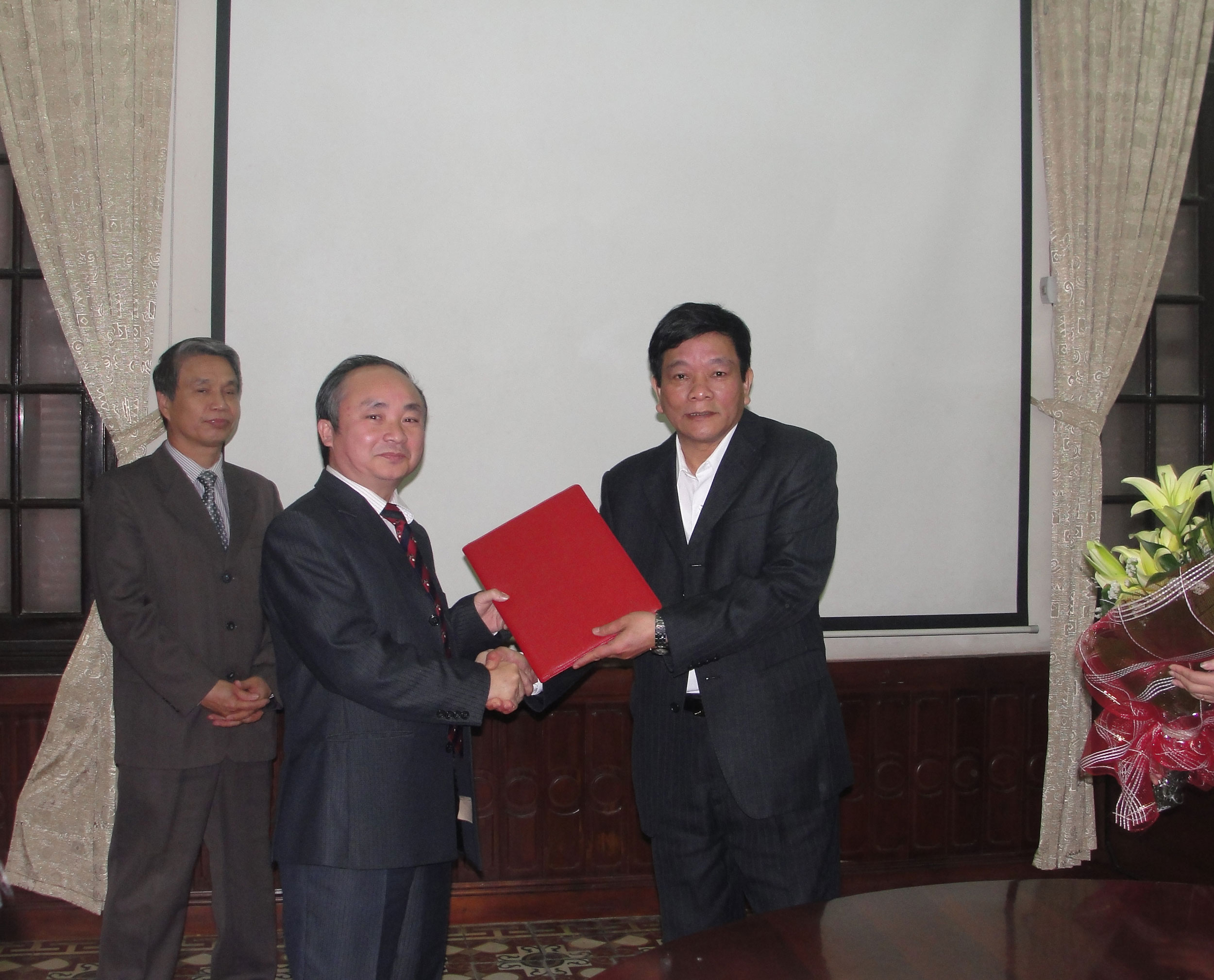 Lễ công bố quyết định bổ nhiệm Trưởng phòng TH-HC-QT và Trưởng phòng TCCB Viện Khoa học giáo dục Việt Nam