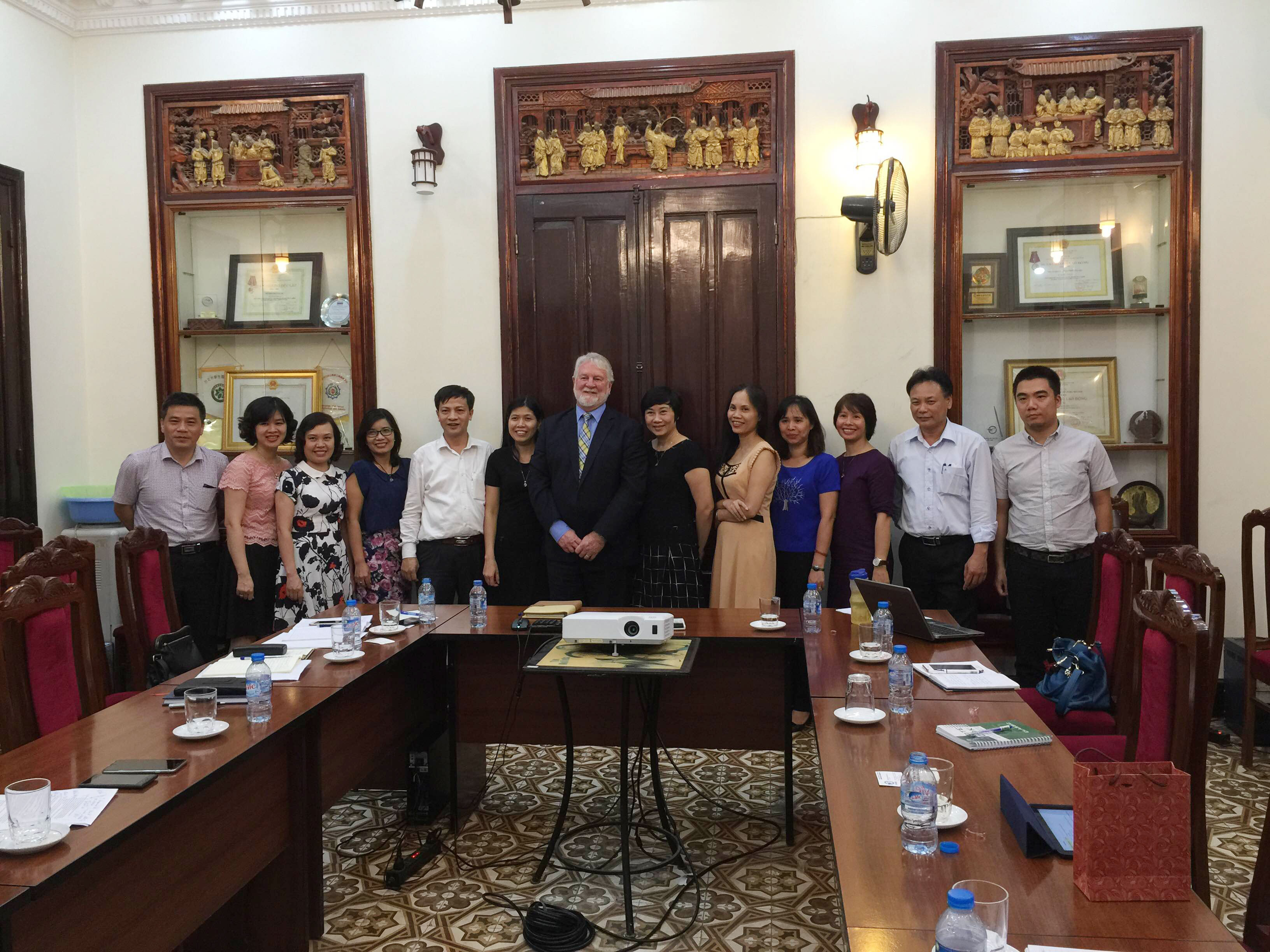 Lãnh đạo Viện Khoa học giáo dục Việt Nam làm việc với Trưởng khoa Giáo dục - Trường đại học Waikato 