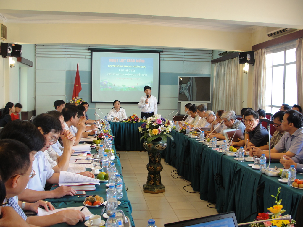 Bộ trưởng Bộ Giáo dục và Đào tạo Phùng Xuân Nhạ làm việc với Viện KHGDVN. 