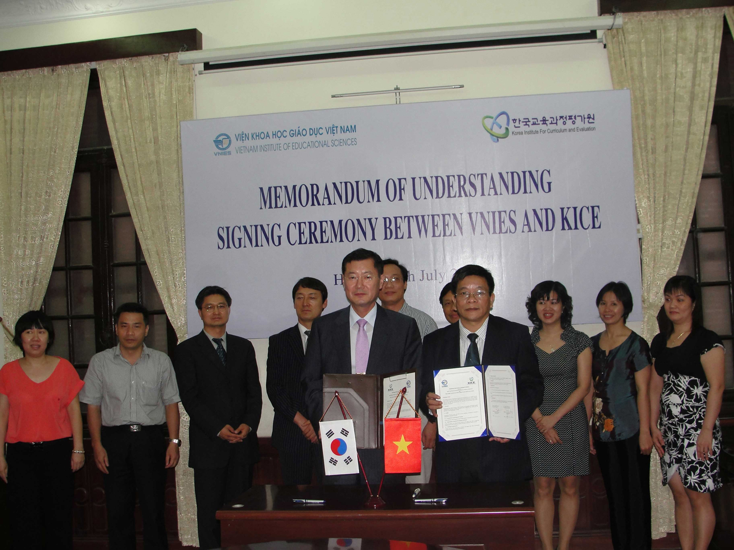 Lễ ký kết Biên bản ghi nhớ giữa Viện Khoa học giáo dục Việt Nam với Viện Đánh giá và Chương trình Hàn Quốc 
