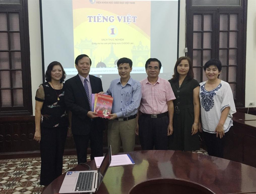 Bàn giao bộ sách Tiếng Việt các lớp đầu cấp: Lớp 1, 6, 10  (Sách thí điểm, dành cho học sinh Lào tại Lào)