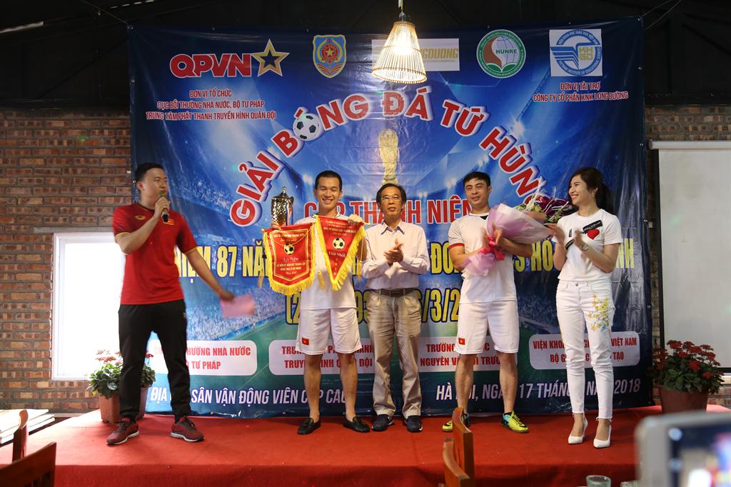 Đoàn Thanh niên Viện Khoa học Giáo dục Việt Nam đạt giải nhất, cúp Thanh niên giải bóng đá Tứ hùng