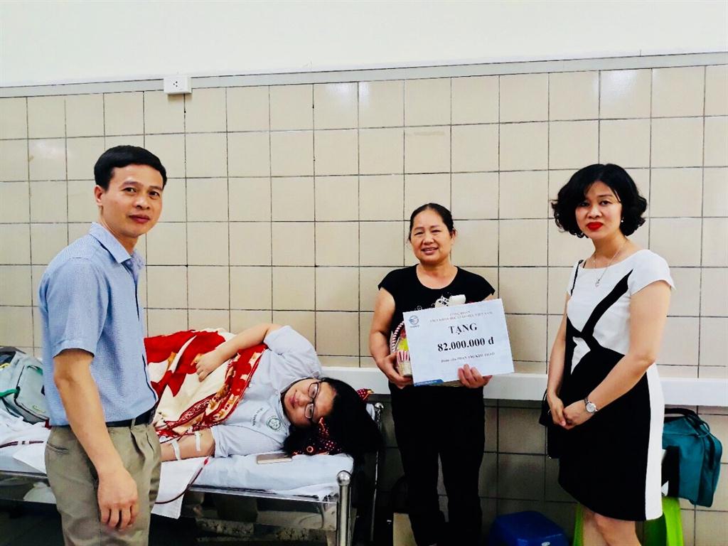 Công đoàn Viện Khoa học Giáo dục Việt Nam thăm và tặng quà cho đoàn viên công đoàn mắc bệnh nặng